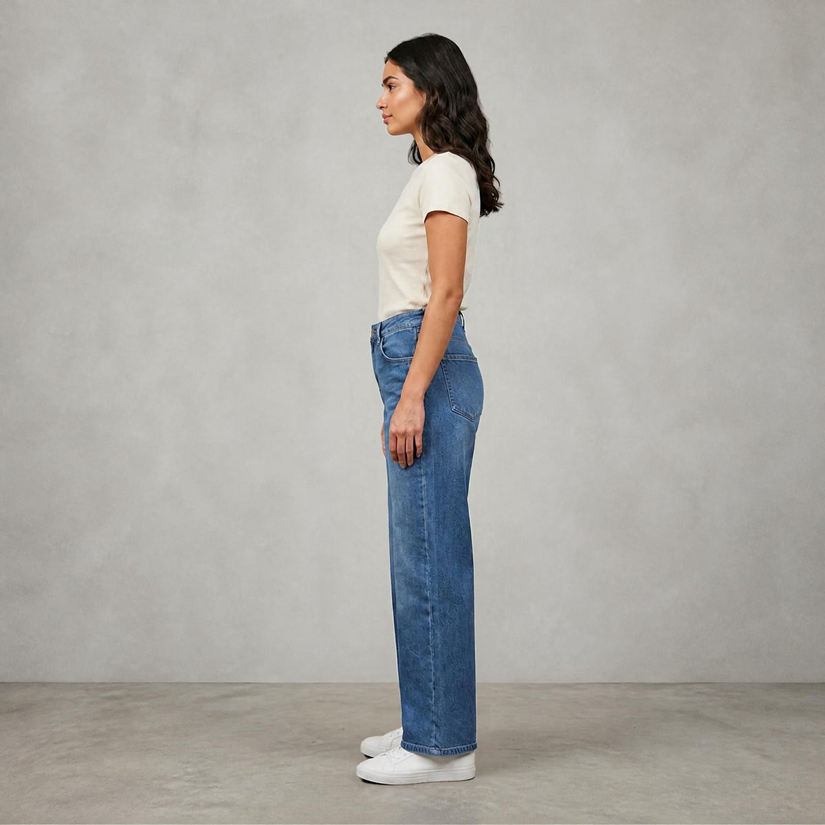 Jeans pierna amplia mujer azul medio con desgaste - de lado