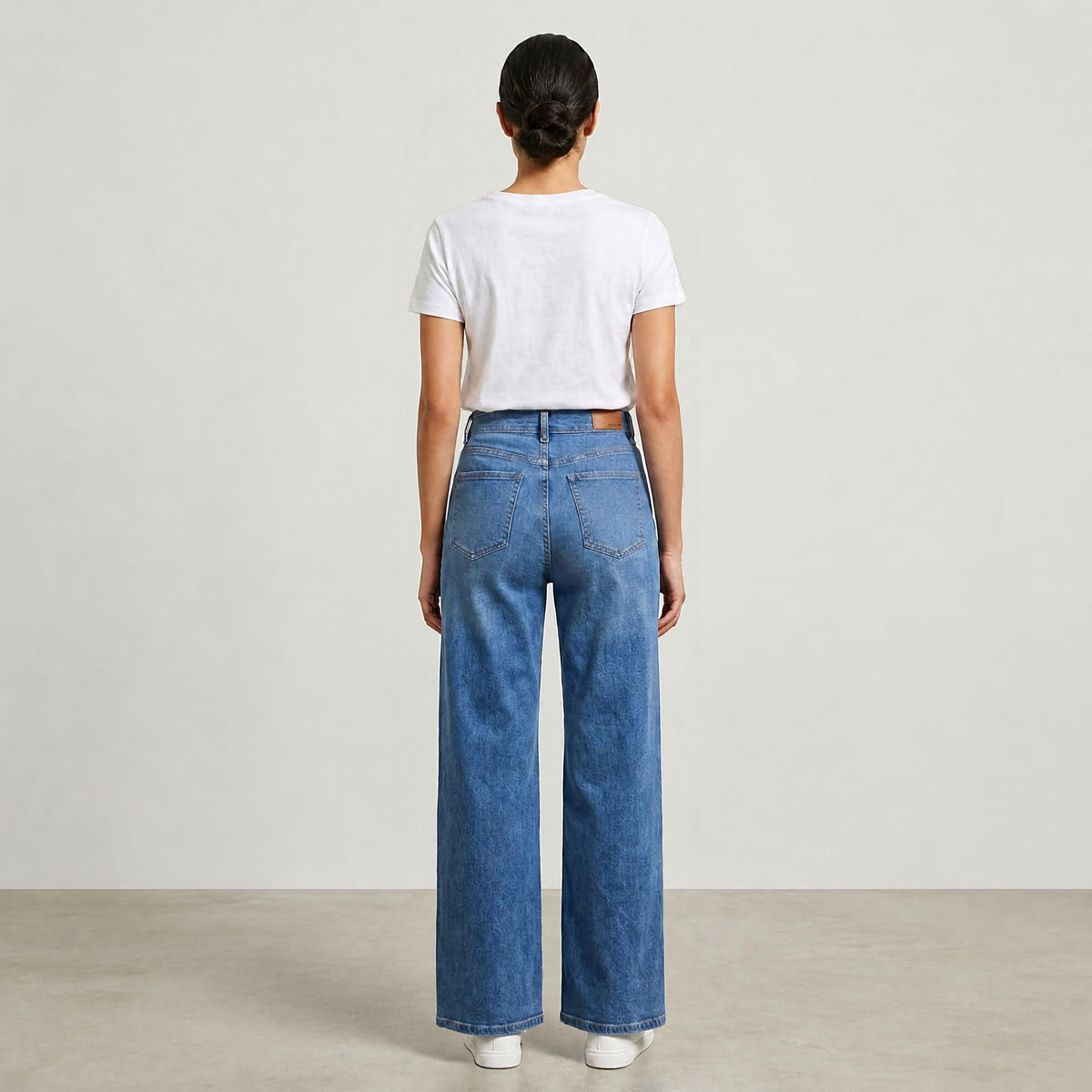 Jeans pierna amplia mujer azul medio con desgaste - espalda