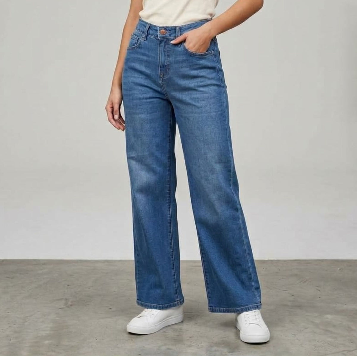 Jeans pierna amplia mujer azul medio con desgaste - frente de cerca