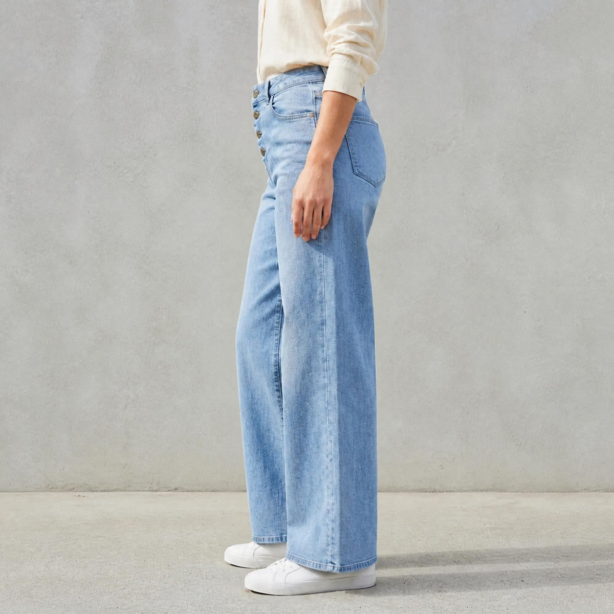 Jeans pierna amplia mujer azul deslavado con botones - de lado